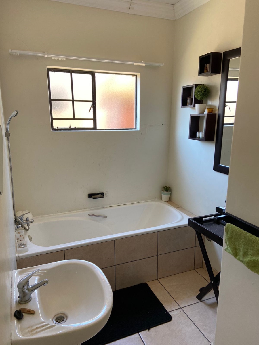 To Let 2 Bedroom Property for Rent in Dassie Rand North West